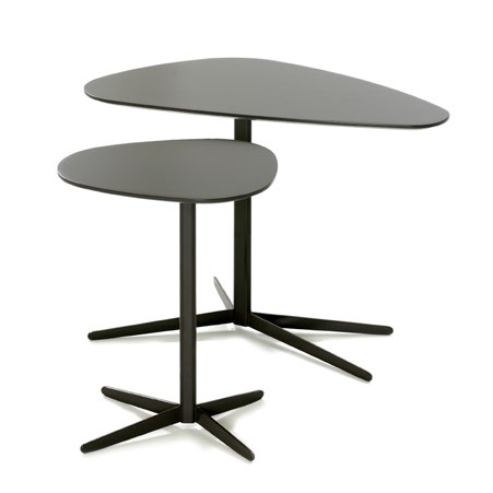 D PÖYTÄ / D TABLE Design: Petra Lassenius Monikäyttöinen ja helposti liikuteltava D-pöytä soveltuu tilaan kuin tilaan. Muodoltaan epäsymmetrinen pöytä on suunniteltu tuotavaksi sohvan viereen.