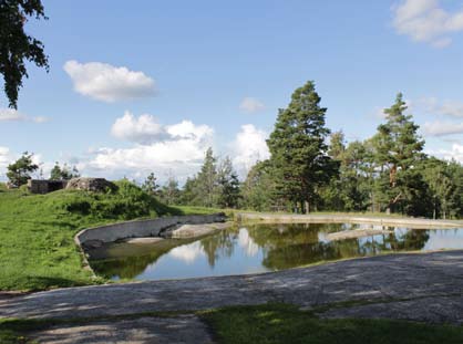 Kallion laella on edelleen toisen maailmansodan aikaisia ilmatorjuntaasemia ja yksi ilmatorjuntatykki. Kallion huipulla on myös keinotekoinen lampi.