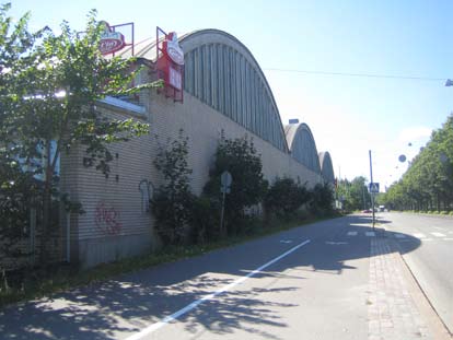 Koskelan varikko Suunnittelualueen itäpuolella Koskelantien varressa sijaitsevat Koskelan raitiovaunu- ja bussivarikot. Varikot ovat toimineet alueella 1950-luvulta lähtien.