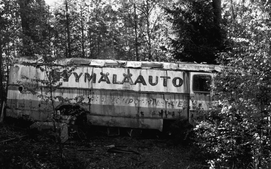 Vanha, linja-autoon rakennettu puukorinen myymäläauto 1950 1960-luvun vaihteesta. Kuva: Jussi Lehtonen/ kirjoittajan oma arkisto. ylläpitoa.