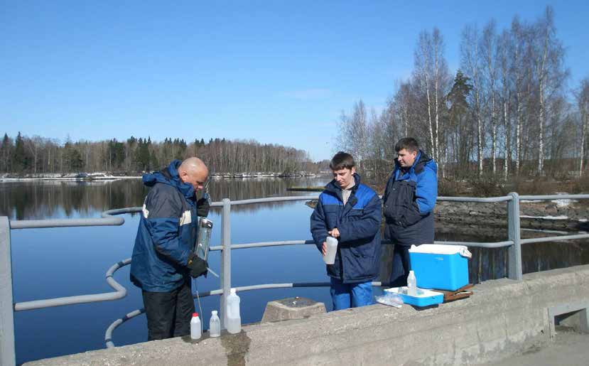 Huhtikuu 2011, yhteinen näytteenotto Vuoksella. Komissio seuraa säännöllisesti myös rajavesistöjen jätevesikuormitusta.