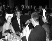 Ennen varsinaisten juhlien alkua järjestettiin muualta kutsutuille vieraille oma cocktail-tilaisuus, jossa he saivat onnitella keski-ikään ehtinyttä Pörssiä niin sanoin kuin lahjoinkin.