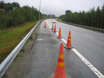 Liite 3 Tieverkon tulvariskikohteiden määrittelyssä käytettävät tiedot LIITTEET Kuva 1. Rankkasateiden aiheuttama vaurio valtatiellä 12 Kukonkoivun kohdalla syksyllä 2006.