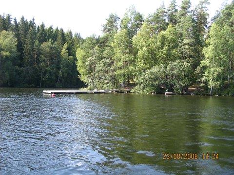 sauna, puukatos ja kompostorikäymälä.