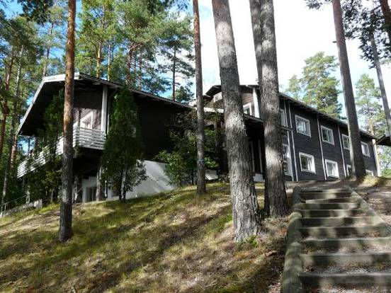 Päärakennus Frenckell Jatkossa majoitustoimintaa ollaan suuntaamassa paitsi tiiviiseen korkeatasoiseen mökkimajoitukseen myös hotelli- ja chalet-tyyliseen asumiseen Leppilammen läheisyyteen.