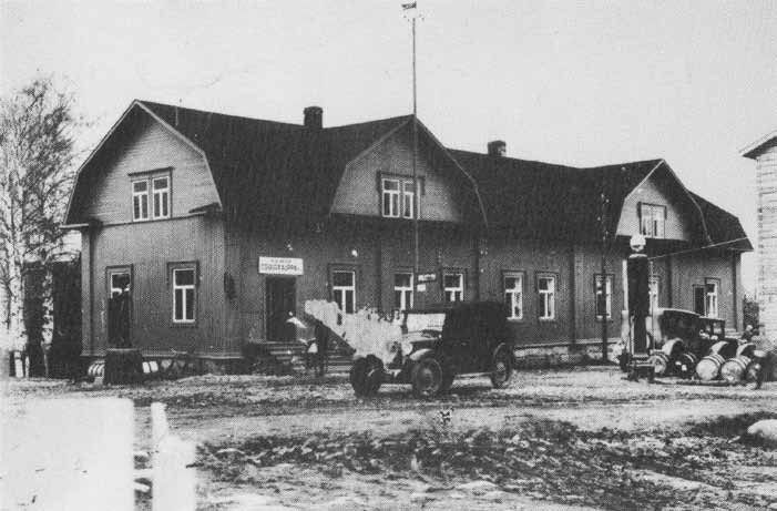 8 Jaakko Viitaniemi rakensi kirkonkylän keskustaan asuintalon ja kaupan 1917. Talo myytiin myöhemmin Alajärven osuuskaupalle.