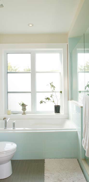 Saniteettitilat säihkyvän puhtaiksi Puhtaus ja hygieenisyys ovat olennainen osa kylpyhuoneen tunnelmaa ja viihtyisyyttä. Peseytymistilat on helppo saada säihkymään oikeilla aineilla ja välineillä.