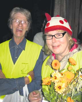 Kylänraitti 3/2009 KESÄJUHL 11 Juhannusjuhlassa pidettiin sadetta Viime juhannusaattona se nähtiin, kuinka herkkä kyläjuhlien suosion mittaaja on sää.