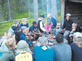 Matkan ensimmäinen etappi yöjunalla Kolariin kestäisi noin 13 tuntia. Junamatka meni mukavasti; kuka lepäsi enemmän, kuka vähemmän.