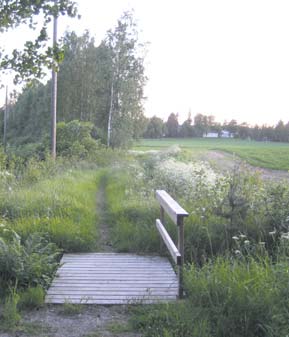 Vanha kärrypolku kulkee Eerikinkartanon sikalan vierestä Haapajärven rantaan ja siellä kolmen pienen sillan ylitse Navalan juhlaladolle.