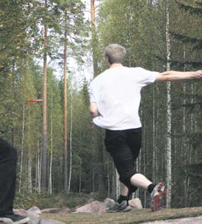 Paikallisten pelaajien lisäksi väkeä on Espoosta, Helsingistä, Nummelasta ja Vihdin kirkolta. Kolmen kuukauden kokemuksella Kari Pynnönen on uusi, mutta innokas frisbee-golfin pelaaja.