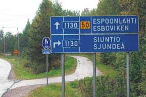 Ennen idänpuoleista kiertoliittymää on opastetaulu, jonka perusteella minua neuvotaan kääntymään ympyrästä oikealle Lapinkylän suuntaan Lapinkyläntielle.