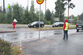 Epävarmana ajan kylän läpi, kyläkaupan ohi. Oikealle johtaa opaste Kylmälä. Parin kilometrin ja monen mutkan jälkeen alkaa nopeusrajoitus 80 km/h, joka alenee pian 60:een.