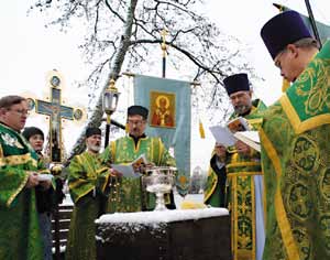 Luostarin ensimmäinen igumeni, nykyinen Viipurin piispa Nazarij, johti arvokkaat ja pitkät jumalanpalvelukset runsaslukuisen papiston kanssa.