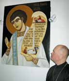 Isä Roland on hoitanut Turun seurakunnasn Isä Roland Harri Stefaniuksen luoman Romanos Melodoksen ikonin äärellä.