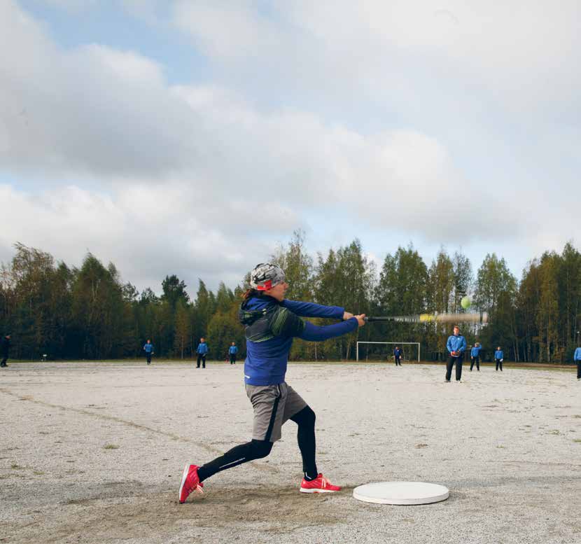 Puhu mitä puhut mut juoksemista älä lopeta LIIKUNTAKOULUTUS PALKATUN HENKILÖSTÖN KOULUTUKSESSA Teksti: LitM, ETK Tarja Nykänen, opettaja Kuvat: Heta Toiskallio ja Ville Ruuskanen / Puolustusvoimat