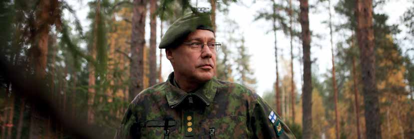 Kuva: Heta Toiskallio / Puolustusvoimat MAASOTAKOULUN JOHTAJAN TERVEHDYS Maasotakoulu maavoimien tulevaisuuden tekijä Vuonna 2015 Maasotakoulun vastuulle kuuluu lähes kaikkien maavoimien aselajien