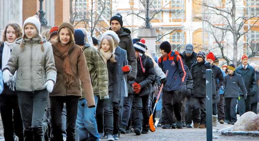 Lapset muurasivat tulevan koulunsa peruskiven Peruskiven muuraus on aina perustavaa laatua oleva juttu.