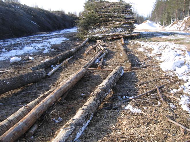 11 (38) Mikäli varastojen välissä olevia kulkuväyliä pienennetään 6 metristä 5 metriin, varastoalueen tilantarve pienenee samaa energiamäärää kohti 8,4 % ja vastaavasti 4 metrin kulkuväylillä