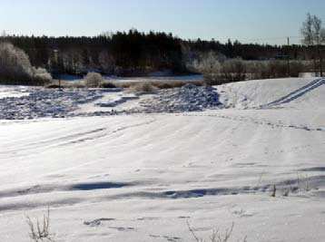 Keskellä olevissa kuvissa on Enäjärven