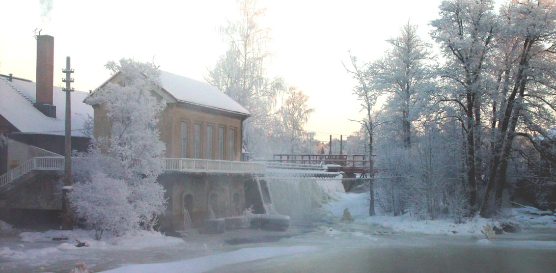 Kosken partaalla, saaressa on pieni huvimaja, jonka kunnostamista ja alueen siistimistä kaivattaisiin.