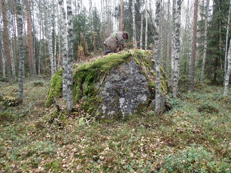 24 Muinj-rekistersn Kukkarokivi mustan ympyrän sisällä.