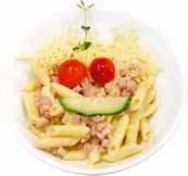 Penne pasta koore, juustu ja singiga 3,5 Penne pasta with cream, cheese and ham.