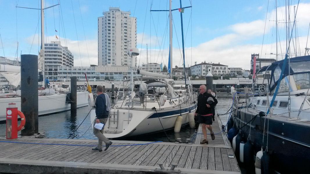 Todellinen kuva s/y Sissistä Ponta Delgadan laiturissa (on samalla mm Ismon ja Hannun purjehdusreissun päätepiste) HHar kertomaa miten Sissin taival jatkuu Ponta Delgadasta Sissi lähtee uuden