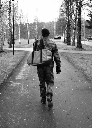 16 Alokastiedote 2/2013 Ensimmäiset pari viikkoa kuluvat ripeästi opittuja sotilastaitoja kartuttaessa.