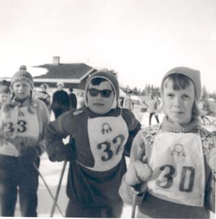 17 Pienemmille laskijoille riitti pelkkä alastulorinteen laskeminen ja pystyssä pysyminen tienhaarassa olevan talon kohdalle asti. Hovinhiihdot järjesti yleensä konttorihenkilöstö.