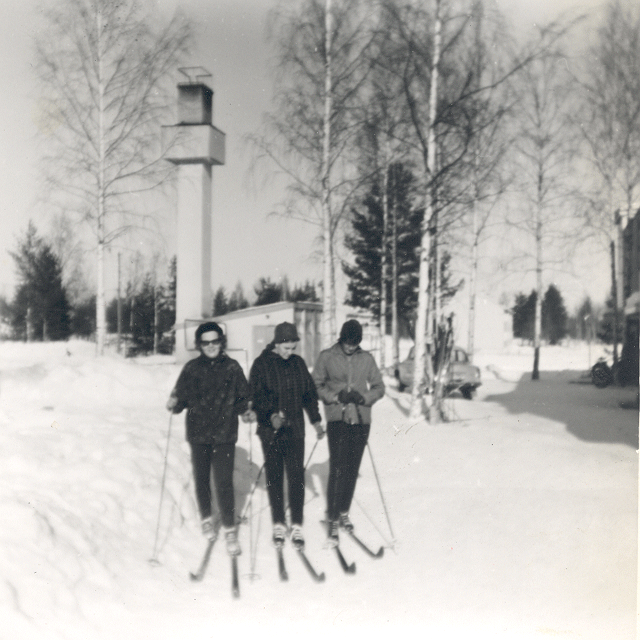 Isä hyvästeli vanhoja kavereitaan, Kalevi istui potkukelkassa odottelemassa, naapuritkin potkuttelivat poikineen kotiin päin.