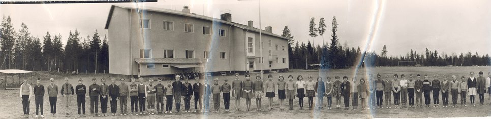 49 Koulupainajainen Näin alkoi koulutyö sujua omalla painollaan, tosin kaikkia sääntöjä ei heti opittu, mutta ekaluokkalaisille sallittiin aluksi hieman erivapauksia.