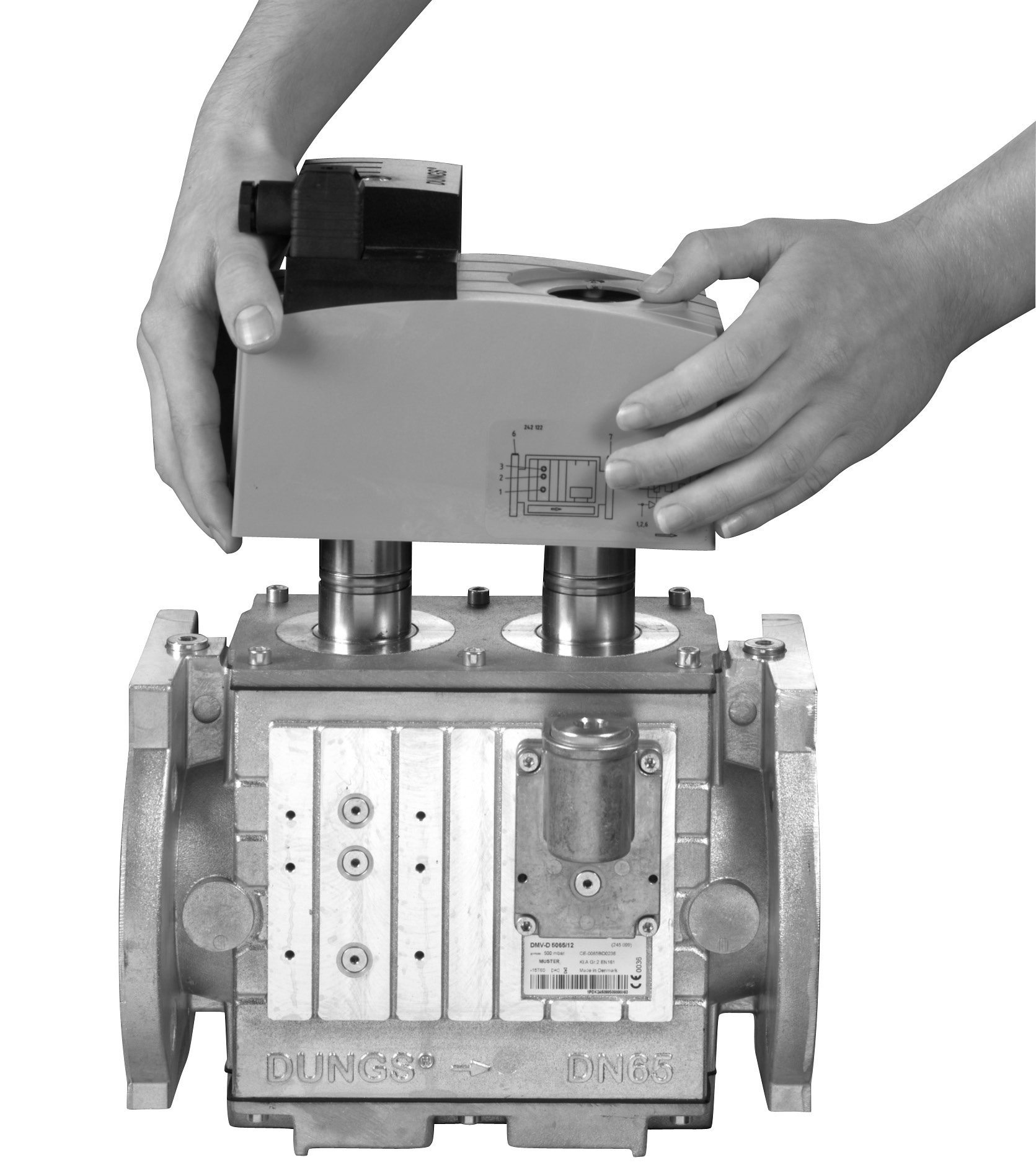 Magneetin vaihto Udskiftning af magneten Magnetbyte Utskiftning av magneten 1. Poista lautanen / hydrauliikka sivulla 6 selostetulla tavalla: Magneetin kiinnityslautasen vaihto, kohta 1-5. 1. Tallerknen / hydraulikken fjernes som beskrevet på side 6: "Udskiftning af tallerknen til magnetbefæstelse", punkt 1-5.