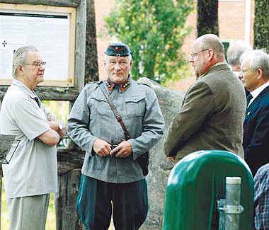 8 Sotilaallisen tilanteen kehittyminen 14. Divisioonan puolustusalueella kesäkuusta 1944 alkaen Kuva: Panu Kärkkäinen Sotahistorioitsija Tauno Oksanen: Upporikas tai rutiköyhä Sodan viimeisen illan 3.