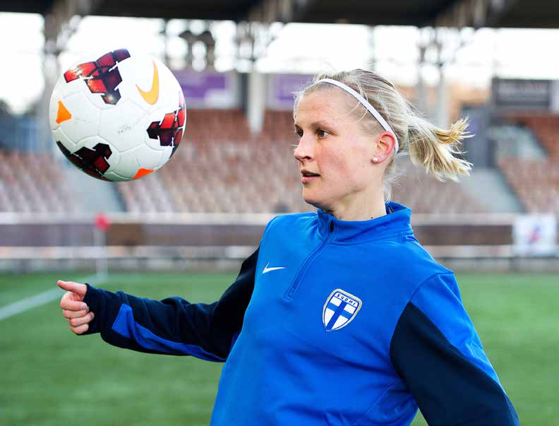 Helmarien Sanna Talonen on nykymaajoukkueen tehokkain maalintekijä 32 maaotteluosumallaan. Maajoukkueen uusi kahden kärjen ryhmitys istuu omaan pelityylini.