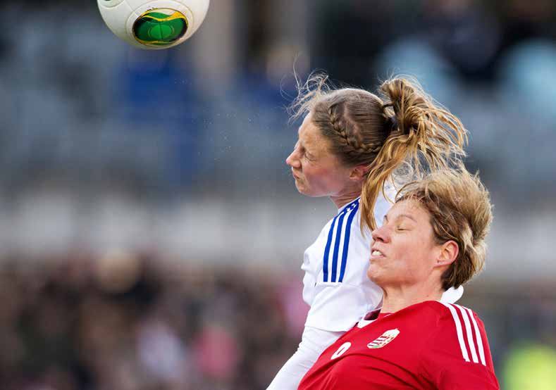 siirron, nostaa ja laskee katseensa ja sijoittaa oikeallaan pallon ohi maalivahdin vasempaan alanurkkaan.