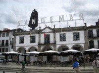 Klo 15:45 Sandeman portviinikellarit joen toisellqa puolella Villa Nova da Gaiassa Vierailu maailmankuulussa