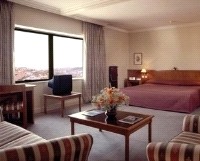 Huoneissa on ilmastointi, ilmainen Wi-Fi, kaapeli-tv, tallelokero, minibaari ym. Hotelli Mercure Porto Centro **** (16-19.5) http://www.mercure.
