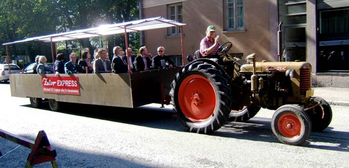 SUHDE AUTOILUUN Hidasliikenteinen keskustakatu mahdollistaa retrohenkisen joukkoliikenteen. Kokkolan ydinkeskustassa on kävelykatuja ja kävelypainotteisia katuja.