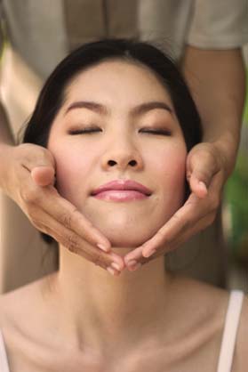 Facial Treatment 60 mins. Baht 1,600 Gentlemen s Delight Facial For all skin types Miehille tarkoiettu kasvohoito raikastaa ja siloittaa ihoa.