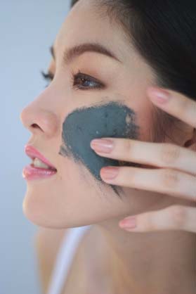 The Royal Facial For all skin types Tama kasvohoito on kulkenut sukupolvesta toiseen. Siina kayteaan hunajaa, kurkkua ja limea.