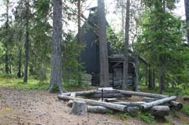 Niesakeron eräpolku, 2,7 km Eräpolku sijaitsee kansallispuiston ulkopuolella Niesaselässä. Polun lähtöpaikka löytyy ajamalla Luosun kylästä Niesakerolle johtavaa sivutietä n. 4 km.