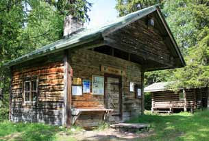 Metsähallituksen palvelupiste Etiäinen. Luvan voi ostaa myös mobiililupana matkapuhelimella. Lisätietoja Pyhäjärven kalastuksesta Villin Pohjolan verkkopalvelusta osoitteesta www.villipohjola.fi.