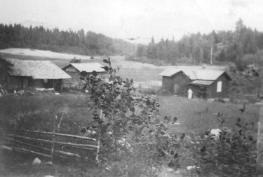 Torppa oli ison kuusen luona olevassa pusikossa, jossa on vielä jäljellä rakennuksen raunioita kalliolla.