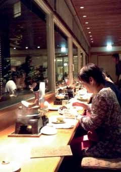 Illaksi varasimme paikat hotellin japanilaisesta ravintolasta ensimmäiseen