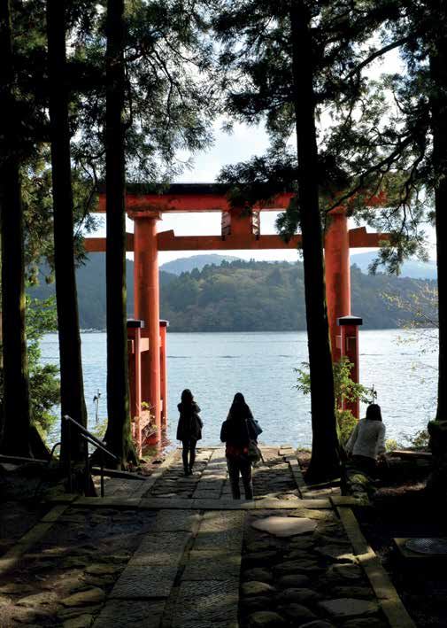 Shintolaispyhäkkö Hakone-Jinja sijaitsee Moto- Hakonessa, Hakone-vuoren juurella.