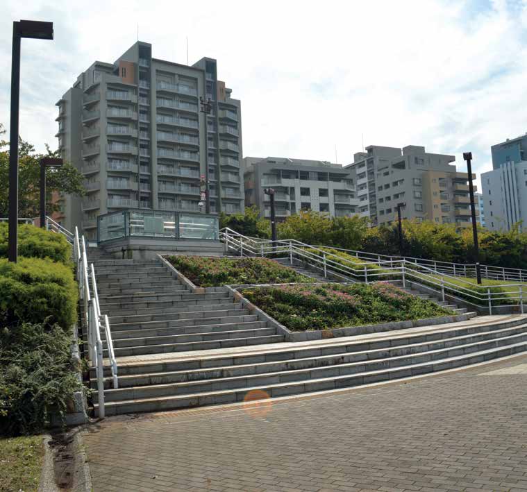 Seaside Park, Daishibafu-kenttä, kentän laidalla kukkakello Taustalla kohoaa kuplatalouden