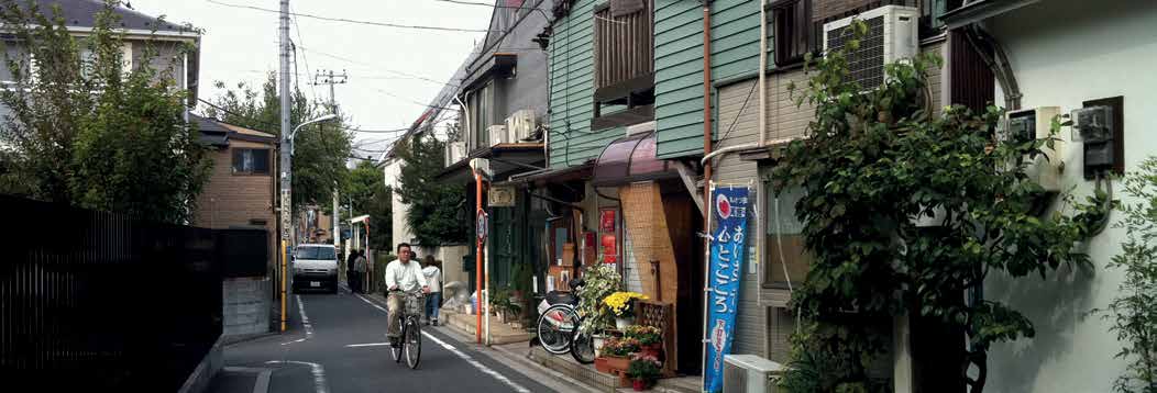 Kansainvälinen tyyli ja postmodernismi vaikuttavat Japanissa, mutta omintakeisimmat muodot arkkitehtuuriin syntyvät 1980-luvun kiihkeän taloudellisen kasvun, ns. kupla-talouden (baburu keizai) aikana.