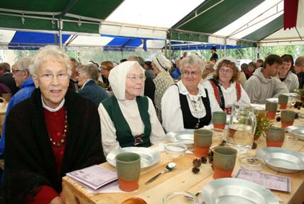 Vieraille tarjottiin Marttojen valmistamaa uusmaalaista perinneruokaa vanhanaikaisista astioista. Juhla järjestettiin yhdessä Vihti-seuran kanssa, ja liput piti lunastaa etukäteen.