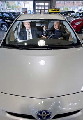 Prius kuluttaa sekalaisessa ajossa runsaat viisi litraa polttoainetta siinä, kun tavallinen automaattivaihteinen bensamalli vie yhdeksisen litraa. Eikä hybridi ole sen kalliimpi kuin dieselmalli.